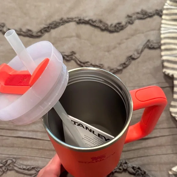 Stanley Quencher H2.0 Tumbler - Vibrant Orange - Picture 4 of 4